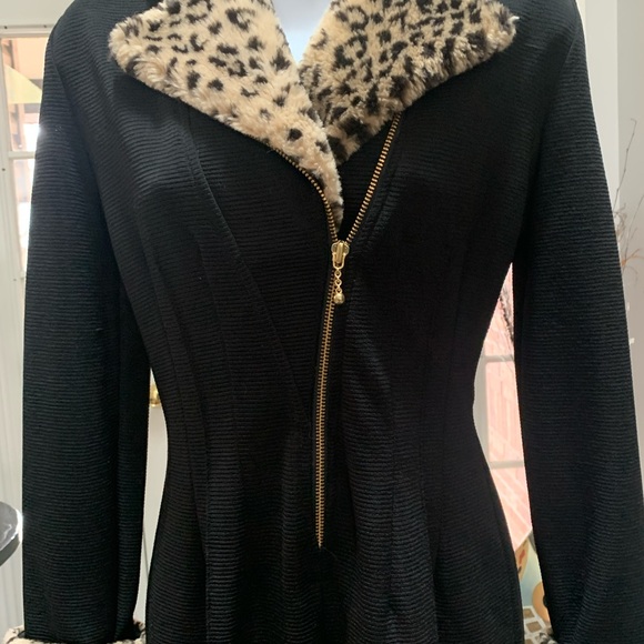 Feel like Cat Woman! Stretch knit catsuit with faux leopard fur-collar and cuffs - Picture 2 of 12